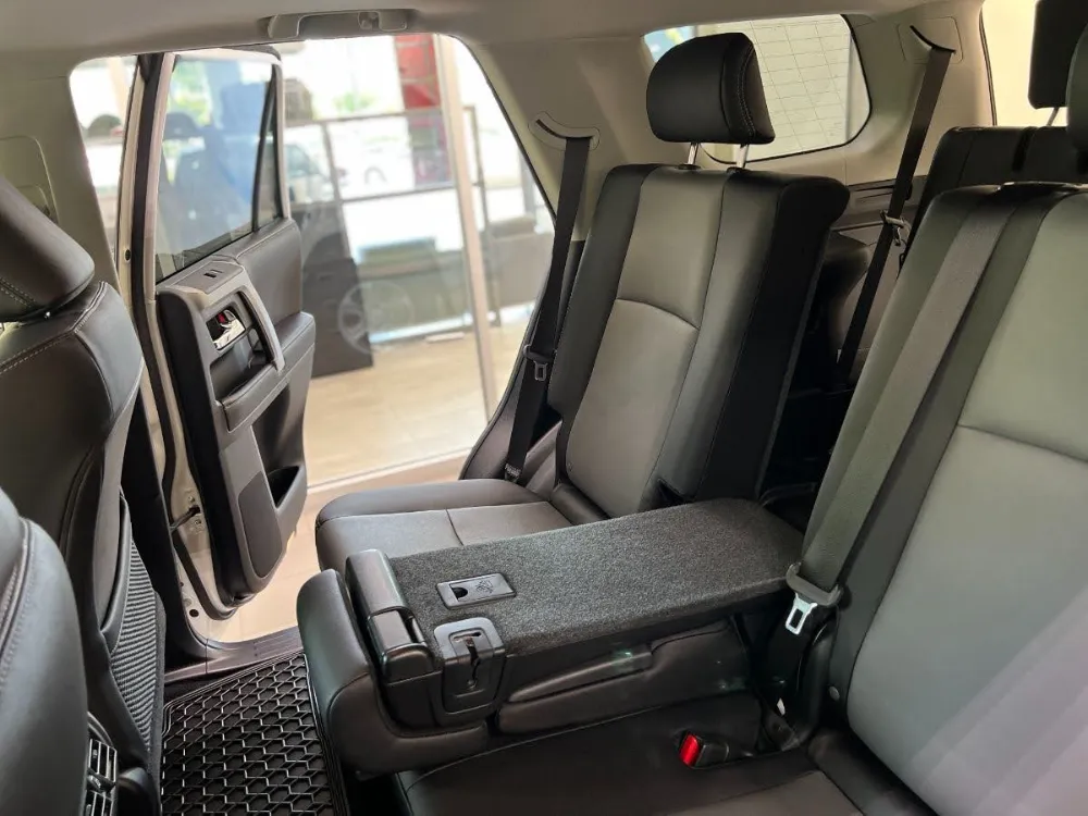 2022 Toyota 4Runner SR5 Super White 17